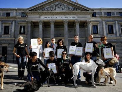 El partido PACMA, acompa&ntilde;ado de sus perros, presenta en el Congreso sus 43.000 firmas para ir a las europeas.