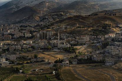 Vista aérea de una mezquita en un pueblo del valle de la Bekaa, situada unos 30 kilómetros al Este de Beirut. Se encuentra entre la cordillera del Líbano al oeste y la cordillera del Antilíbano en el este. Forma el extremo nororiental del Gran Valle del Rift, que se extiende desde Siria hasta el mar Rojo.