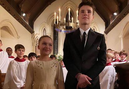 Harper y Cruz Beckhan en la iglesia de Londres en la que fueron bautizados, en una imagen publicada por su madre en Instagram.
