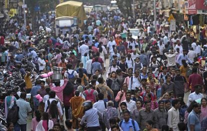 Una multitud camina en un mercado de Bombay, en India, el país más poblado del mundo, el pasado 17 de marzo.