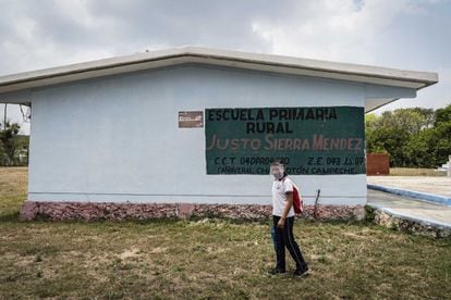 Violeta Landa termina su horario de clases en la escuela primaria "Justo Sierra Méndez", en Cañaveral, Champotón.