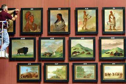 Montaje de la exposición <i>George Catlin y su Indian Gallery</i> cuando se exhibió en Washington en 2002.