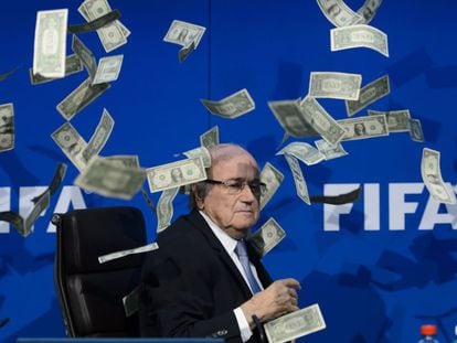 Blatter, rodeado de billetes falsos en julio de 2015.