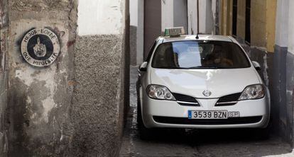 Un taxi avanza por la calle de San Juan de los Reyes, en el Albaicín.