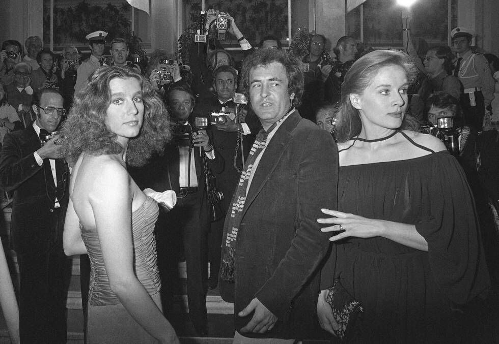 La actriz italiana Stefania Sandrelli, el director Bernardo Bertolucci, center, y la actriz francesa Dominique Sanda, en la presentación en Cannes de 'Novecento', el 21 de mayo de 1976.