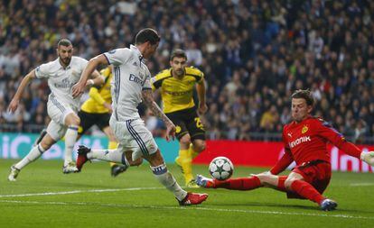 James remata ante Weidenfeller.