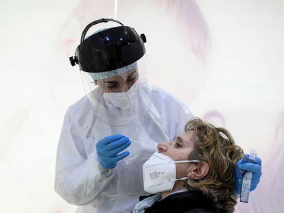 Una profesional de Farmacia realiza un test de antígenos en su establecimiento el 9 de febrero de 2021 en Madrid.