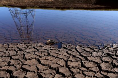 La tierra se agrieta por los bajos niveles de agua en el embalse de Baitings, en Ripponden (el Reino Unido). La imagen está tomada el miércoles.