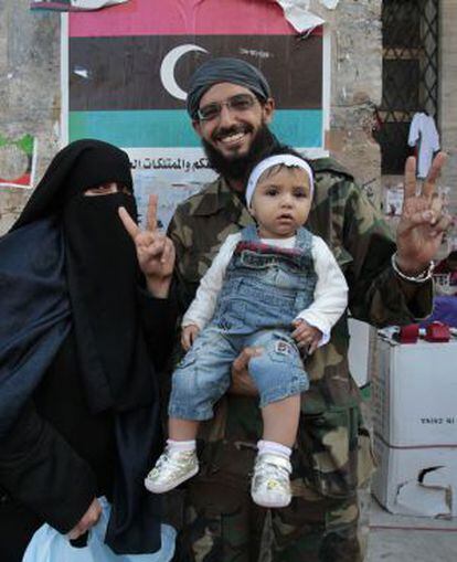 Una familia libia en la calle Omar Mujtar, en el centro de Trípoli.