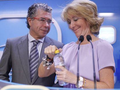 Esperanza Aguirre y Francisco Granados, en un acto del Partido Popular en octubre de 2011.