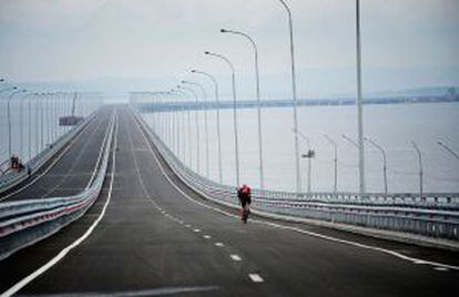 Vista del puente De Friz-Sedanka sobre la bahía de Amur Bay, cerca de Vladivostok, en Rusia.