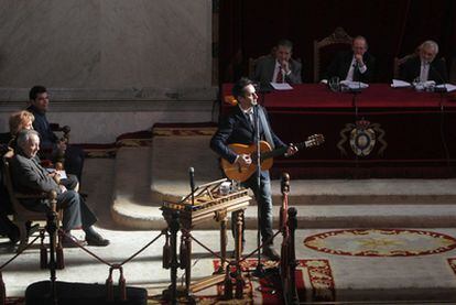 El cantante y compositor uruguayo Jorge Drexler, en la presentación del tomo de fonética y fonología de la <i>Nueva gramática de la lengua española</i>.