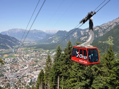 Teleférico de la montaña de Brambrüesch en Coira (Suiza).