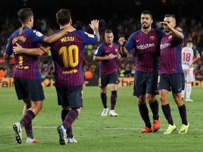 Coutinho, Messi, Suárez y Alba celebran la consecución del tercer gol al Alavés.