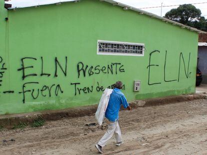 Paredes con pintadas alusivas a la guerrilla del ELN, en el poblado colombiano de Villa del Rosario, fronterizo con Venezuela, en mayo de 2022.