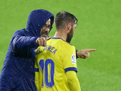 El míster del Cádiz CF, Álvaro Cervera, da instrucciones a un jugador en un partido de esta temporada.