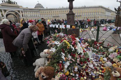 Rams de flors a Sant Petersburg en homenatge a les víctimes.