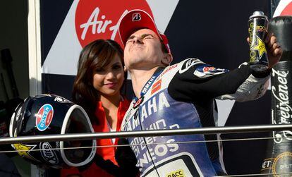 Jorge Lorenzo celebra el título de MotoGP en el podio de Phillip Island.