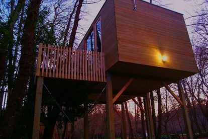 En España también se pueden encontrar numerosas opciones para escaparse a lo más alto de los bosques. En Outes (Galicia) se encuentra esta construcción que incluye jacuzzi con hidroterapia y cromoterapia. En sus alrededores, los huéspedes pueden disfrutar de una zona de pastos, un huerto con árboles frutales y una charca rodeada de bosque caducifolio.