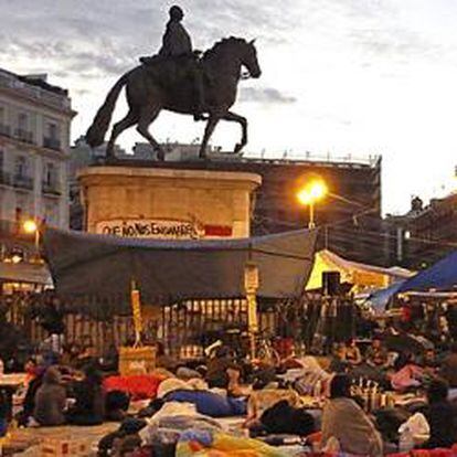 Concentración de jóvenes en la Puerta del Sol madrileña para protestar por la situación económica y política