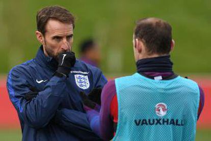 Gareth Southgate, seleccionador inglés, dialoga con Wayne Rooney durante un entrenamiento en Burton-on-Trent.