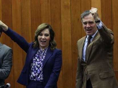 La comisionada presidente del INAI, Blanca Ibarra, con el consejero presidente del INE, Lorenzo Córdova, el 6 de marzo en la UNAM (Ciudad de México).