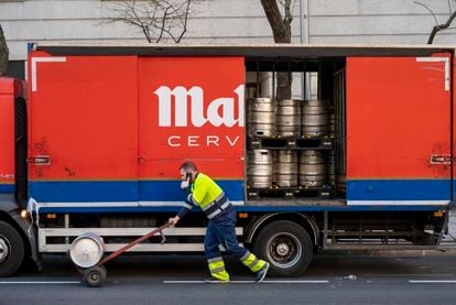 Un camión de reparto de cerveza de Mahou.