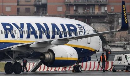 Un Boeing 737-8AS de Ryanair, en el aeropuerto Ciampino, en Roma.