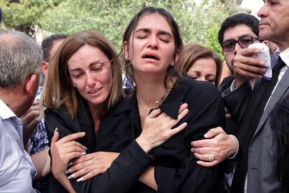 Asistentes al entierro de la veterana periodista. Tanto la cadena Al Jazeera como la Autoridad Nacional Palestina responsabilizan a Israel de la muerte de Akleh, que llevaba más de dos décadas cubriendo el conflicto.