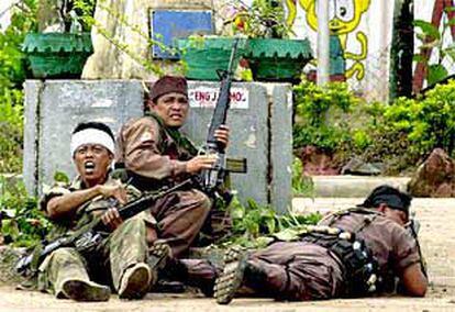 Soldados filipinos durante el ataque a la iglesia y el hospital asaltados ayer por rebeldes islámicos.