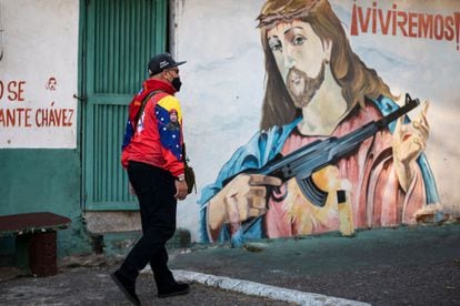 Un hombre camina por las calles de Caracas.