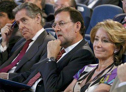 El líder del PP, Mariano Rajoy, hoy junto al presidente de Caja Madrid, Miguel Blesa, y la presidenta de la Comunidad de Madrid, Esperanza Aguirre