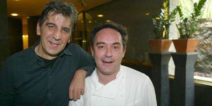 Juli Soler y Ferran Adrià, en la cocina de elBulli.