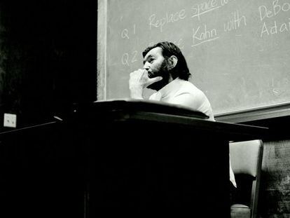 Julio Cort&aacute;zar escucha a un alumno en Berkeley.