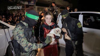 Una rehén sujetaba a un perro durante su entrega a miembros del Comité Internacional de la Cruz Roja, este martes en la Franja de Gaza.