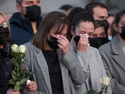 Asistentes al funeral en memoria de los marineros fallecidos y desaparecidos en el naufragio del 'Villa de Pitanxo', el pasado 18 de marzo.
