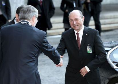 El presidente rumano, Traian Basescu, llega el lunes a Oslo para la entrega del Nobel a la UE.