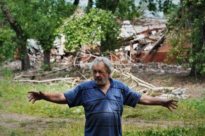 Valentin Taranov, de 85 años, explica delante de la Casa de la Cultura cómo fue el bombardeo el pasado mayo por los rusos de este edificio donde la escritora Victoria Amelina, fallecida el pasado 1 de julio tras un ataque ruso, organizó en 2021 un festival literario. 