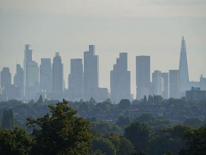 Amanecer en Londres con el distrito financiero al fondo, el pasado 9 de agosto.