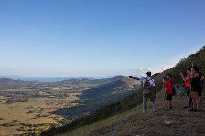 A guide shows the Gulf of Nicoya from Cerro Caballito in Guanacaste (Costa Rica).