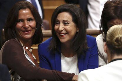 La diputada Luz Martínez Seijo, con traje marrón, junto a la portavoz parlamentaria socialista, Margarita Robles.