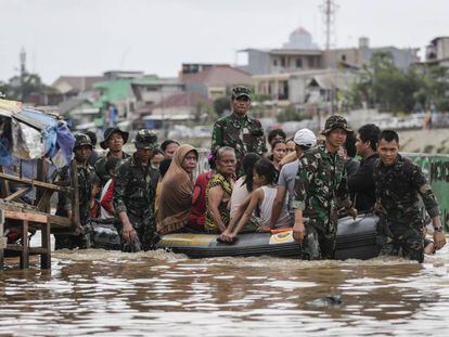 Personal militar evacua una zona inundada en Yakarta, Indonesia, este jueves.