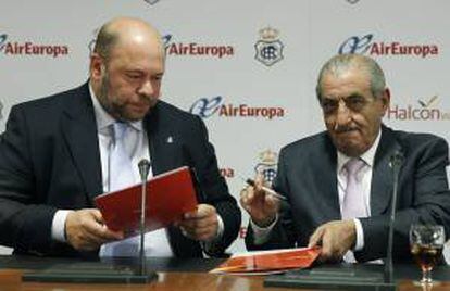 El presidente del Recreativo de Huelva Pablo Comas (i), y el presidente de Globalia, Juan José Hidalgo (d), firman el acuerdo de colaboración entre Halcón Viajes y el club deportivo, hoy en la sede de la Liga Profesional de Fútbol (LFP).