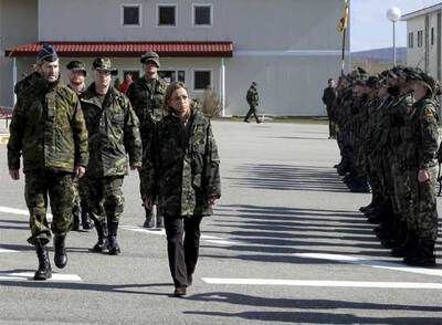 La ministra de Defensa, Carme Chacón, pasa revista a las tropas españolas de Base España, junto a la localidad kosovar de Istok.