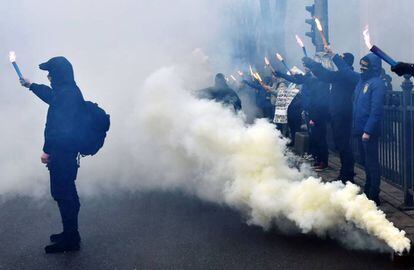 Partidarios de varios partidos nacionalistas ucranianos encienden bombas de humo mientras cantan lemas durante una manifestación en frente del Parlamento Ucraniano en Kiev (Ucrania).