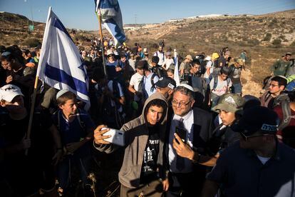 Itamar Ben Gvir posa con activistas que tratan de erigir un nuevo asentamiento israelí en Cisjordania, el pasado julio en Barkán.