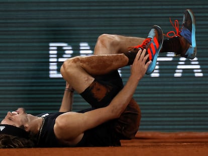 Paris (France), 03/06/2022.- Alexander Zverev of Germany is injured on the court after falling in the men's semi-final match against Rafael Nadal of Spain during the French Open tennis tournament at Roland ?Garros in Paris, France, 03 June 2022. (Tenis, Abierto, Francia, Alemania, España) EFE/EPA/YOAN VALAT
