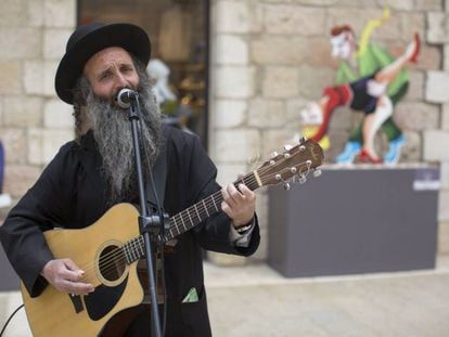 Un jud&iacute;o ultraortodoxo toca la guitarra en un centro comercial israel&iacute;. 
