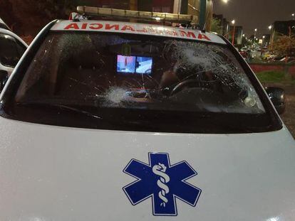 Una ambulancia que fue atacada durante las protestas, en el sur de Bogotá.