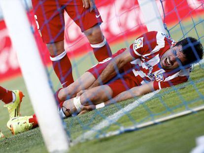 Diego Costa se duele de su golpe contra el poste. 